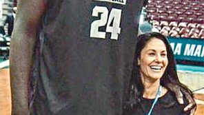 까치발로 덩크슛… NBA ‘231cm 장대’