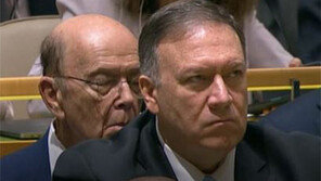 책 읽고… 졸고… 트럼프 연설 중 딴짓?