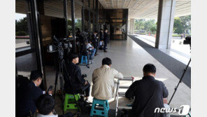 조국 부인 사실상 ‘공개소환’, 자녀들은 비공개…왜?