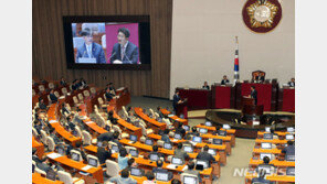 조국 ‘청문회 2라운드’ 된 국회 대정부질문…등 돌린 한국당 “사퇴하라”