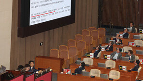 권성동-조국 설전 “文정권 아킬레스건 쥔 것 아니냐”