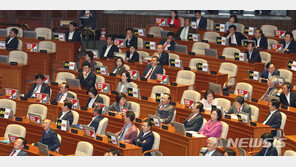 “범법자” “이중인격자”…조국 법무부 장관의 혹독한 국회 신고식