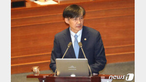 조국 전화받은 자택 압수수색 검사 “부적절하다 느꼈다”