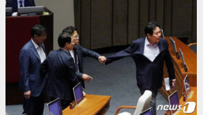 “탄핵사유 명백”vs“수사공유 엄벌”…조국 ‘검사 전화’ 공방