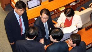 격분한 與…“장관 전화 부적절했다면 검사가 안받았어야”