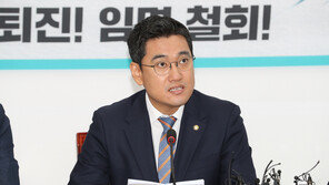 오신환 “부인이 전화 바꿔주면 통화하는게 취미인가” 조국 비판