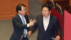 “피의자 조국” 지칭에 일촉즉발…文의장 “도떼기시장도 아니고”