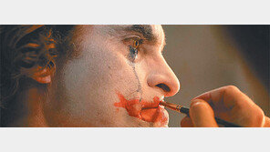 베니스영화제 황금사자상 ‘조커’… 악은 어떻게 탄생했나 현실지옥의 ‘사회학 개론’