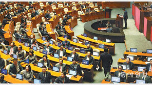 조국, 집 압수수색 검사와 통화… 野 “탄핵추진”