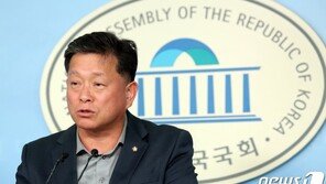 한국당 “검찰 겁박에 文대통령도 나서…눈물겨운 동료애”