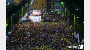 촛불 “조국 수호·검찰개혁” vs 보수단체 “사퇴하고 구속”