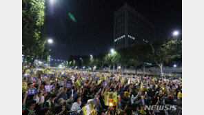 與 의원들 ‘검찰 개혁’ 촛불 집회 vs 한국당 전국서 ‘反조국’ 맞불
