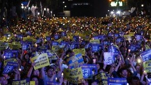 ‘검찰 개혁’ 촛불집회…與 “사명” VS 野 “분열” “착시”