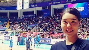 배구장에 뜬 박지수 “우리 오빠 많이 뛰었으면”