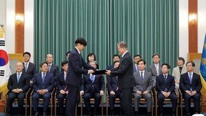 [속보]文대통령 “검찰총장, 조속히 檢개혁안 마련해 제시하라”