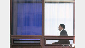 文대통령, 윤석열에 “檢 개혁안 내라” 지시에…대검 “찬찬히 검토”