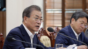 文, 직접 지휘봉 잡고 검찰 개혁 드라이브…“촛불 민심 무겁게”