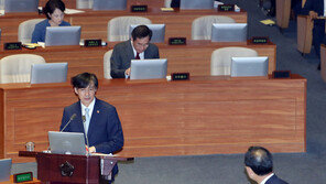 “집에 가라” “이중인격자”…대정부질문서 조국에 고성·야유