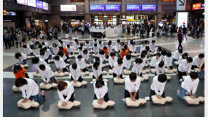 [청계천 옆 사진관]“심정지 같아요!” 100명이 동시에 ‘심폐소생술 플래시몹’