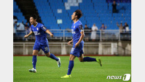 ‘염기훈 해트트릭’ 수원, 연장 접전 끝 화성 꺾고 FA컵 결승행