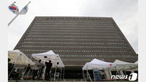 조국 부인 정경심 비공개 소환…지하주차장으로 출석