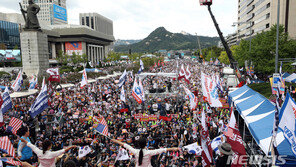 한국당 등 보수세력, 광화문 가득…“조국 사퇴” 집회 돌입
