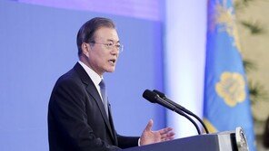 文대통령 국정운영…‘잘한다’ 46.4% vs ‘잘 못한다’ 49.4%