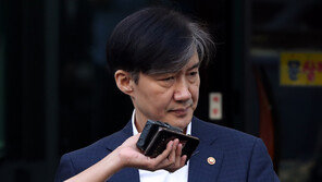 출근 길 조국, ‘정경심 검찰 소환’ 침묵…“검찰 개혁 속도낼 것”