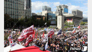 국민통합 약속했는데…靑, ‘서초동 vs 광화문’ 심화되는 勢 대결에 고심