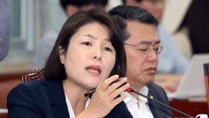 한국당 “文대통령의 조국 임명, ‘조국 블랙홀’ 만든 시작”