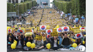 ‘검찰 개혁’ 노란 팻말 든 조국 수호 집회 …서초역 사거리 메웠다