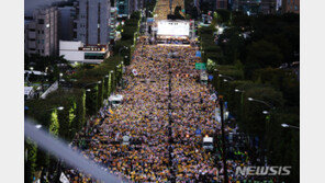 서초동 촛불, 변함없는 평화집회…연행 또 ‘0명’