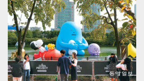 석촌호수에… 초대형 풍선작품 7개 ‘둥둥’