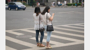 ‘횡단보도서 휴대폰 보지 마세요’…중국서 벌금제 도입