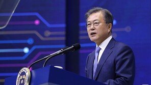 [전문]文대통령 “누구도 넘볼 수 없는 디스플레이…삼성 도전 응원”