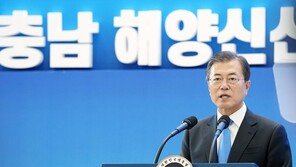 文대통령 국정지지율 43%·부정 51%…검찰개혁 vs 인사문제