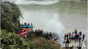 네팔서 정원초과 버스 추락사고…14명 사망 98명 부상