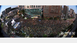 “최후통첩, 檢 개혁하라” vs “조국 사퇴”…또다시 갈라진 서초동