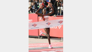 코스게이, 여자 마라톤 세계신기록…2시간14분04초