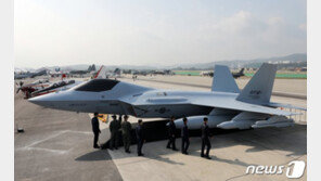 KF-X 전투기 실물모형 첫 공개…“F-35보다 속도 빨라”