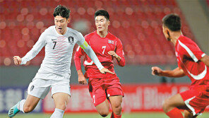 격렬한 몸싸움… 옐로카드 2장씩