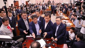 “우리가 더 개혁적”…한국당 ‘기소-수사 원칙적 분리’로 맞서