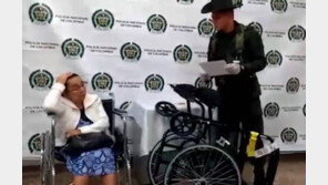 휠체어 속 코카인 가득…80대 할머니 공항서 체포