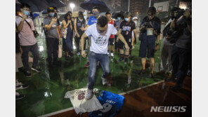 美 농구스타 르브론, 홍콩 시위 발언 역풍…유니폼 화형식도
