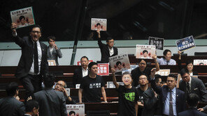 캐리 람 홍콩 행정장관, 야당 의원들 반발로 시정연설 중단