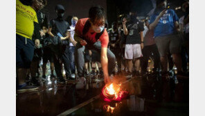 홍콩인들 NBA 스타 르브론 제임스 유니폼 불태워…왜?