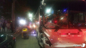 새벽 통근버스 불법주차 트럭 등 3대 충격…7명 부상