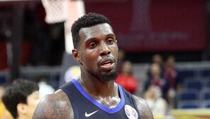 ‘공 걷어차고, 판정에 불만’ 라건아, 제재금 200만원