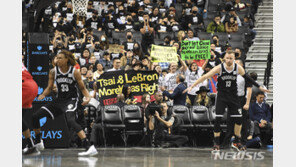 美 NBA 경기장으로 번진 홍콩 사태…관중 수십명 시위