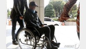 ‘웅동학원 채용비리’ 조국 동생, 휠체어 탄 채 검찰 출석